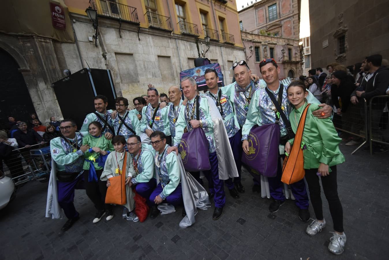 Más de 50 grupos de calle conformaron la cabeza del desfile que dio la bienvenida un año más a la Sardina