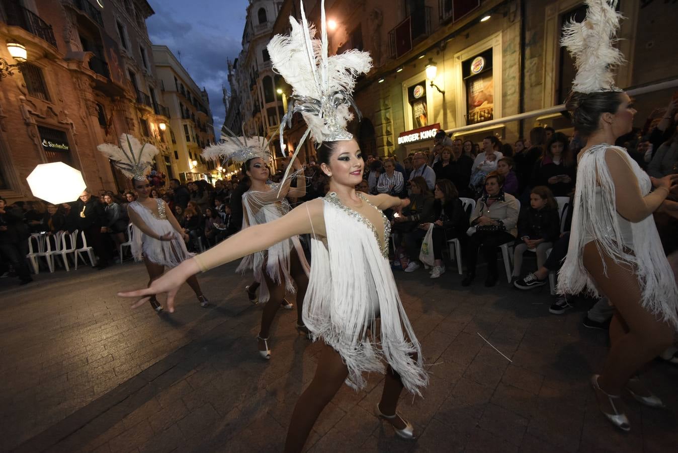 Más de 50 grupos de calle conformaron la cabeza del desfile que dio la bienvenida un año más a la Sardina