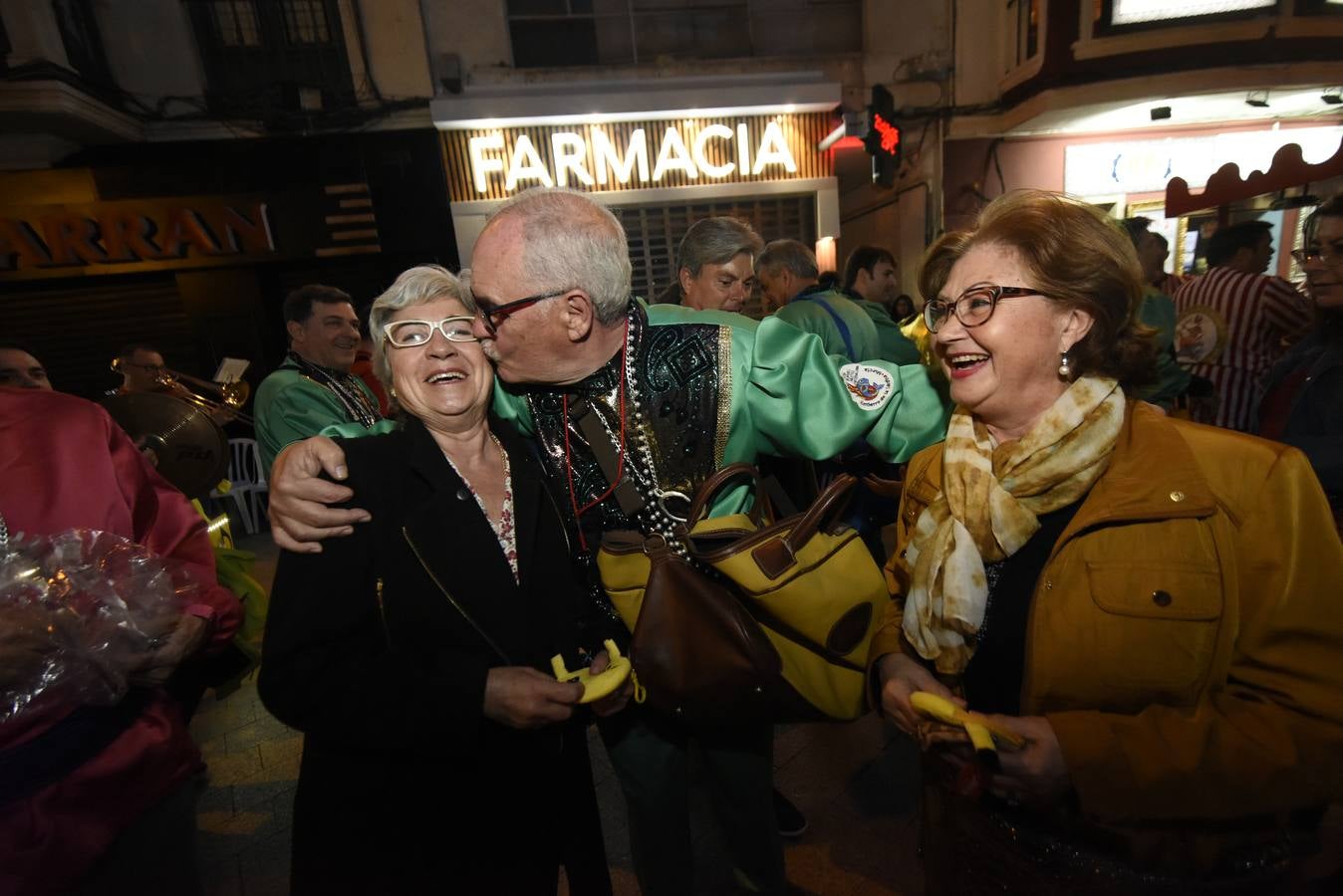 Más de 50 grupos de calle conformaron la cabeza del desfile que dio la bienvenida un año más a la Sardina