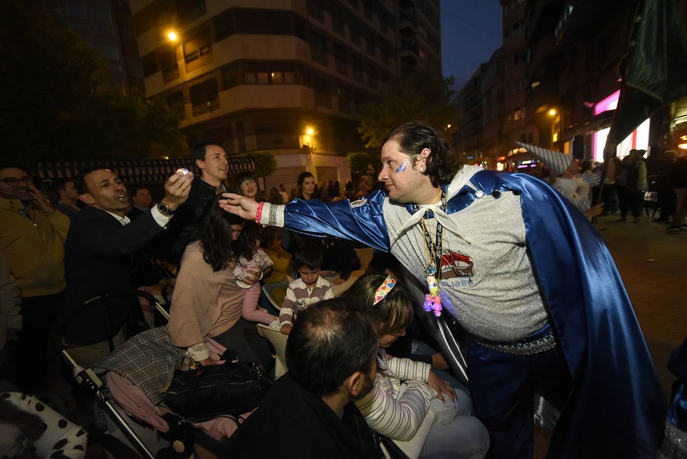 Más de 50 grupos de calle conformaron la cabeza del desfile que dio la bienvenida un año más a la Sardina