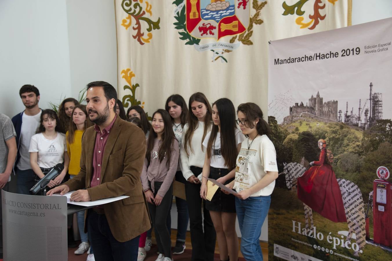 Casi cuatro mil jóvenes de entre 15 y 30 años eligieron a Paco Roca ganador del Premio Mandarache por su novela gráfica 'Los surcos del azar' y cerca de dos mil concedieron el Hache a Fernando Lalana por su obra 'El comando Gorki', en unas votaciones cuyo resultado fue dado a conocer este viernes en el Palacio Consistorial de Cartagena