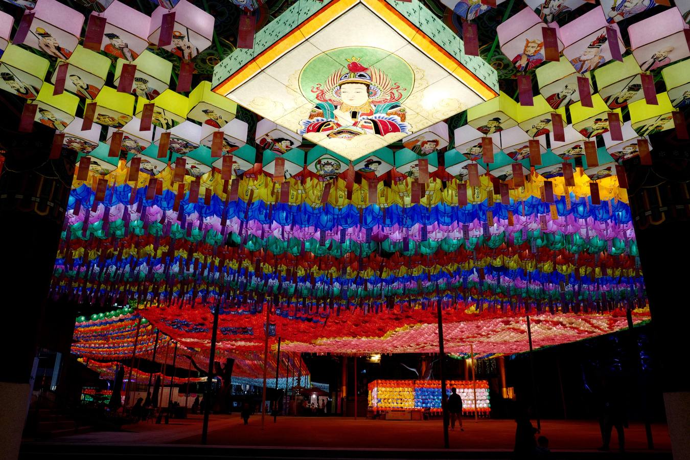 Varios niños reciben un drástico corte de pelo durante una ceremonia en la que menores surcoreanos se convierten en monjes budistas, en el templo Jogyesa de Seúl (Corea del Sur). Los monjes acogen a los niños en el templo durante 21 días para enseñarles los fundamentos de la religión budista.