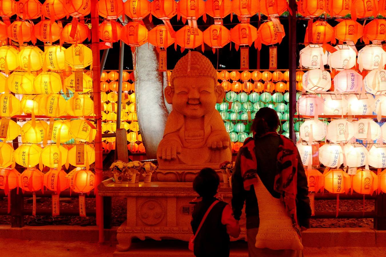 Varios niños reciben un drástico corte de pelo durante una ceremonia en la que menores surcoreanos se convierten en monjes budistas, en el templo Jogyesa de Seúl (Corea del Sur). Los monjes acogen a los niños en el templo durante 21 días para enseñarles los fundamentos de la religión budista.