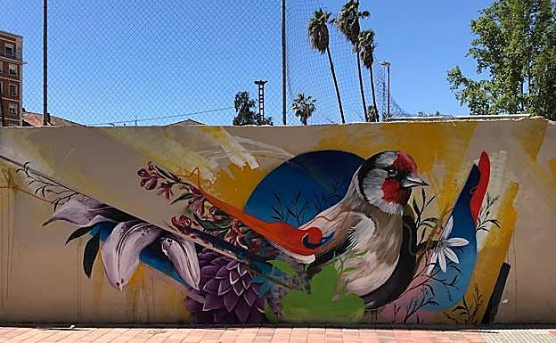 Representación sobre un muro de la calle Pasos de Santiago de uno de los pájaros típicos de Murcia, obra del artista Kraser 
