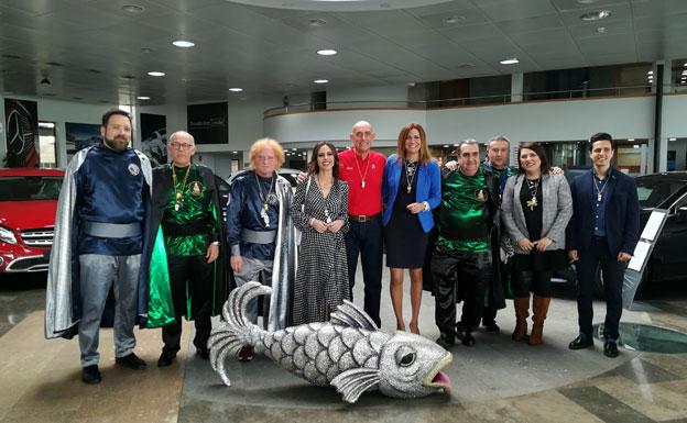 Doña Sardina y el Gran Pez visitan las instalaciones de Dimovil junto con los miembros de la directiva sardinera y el director comercial de la concesión.