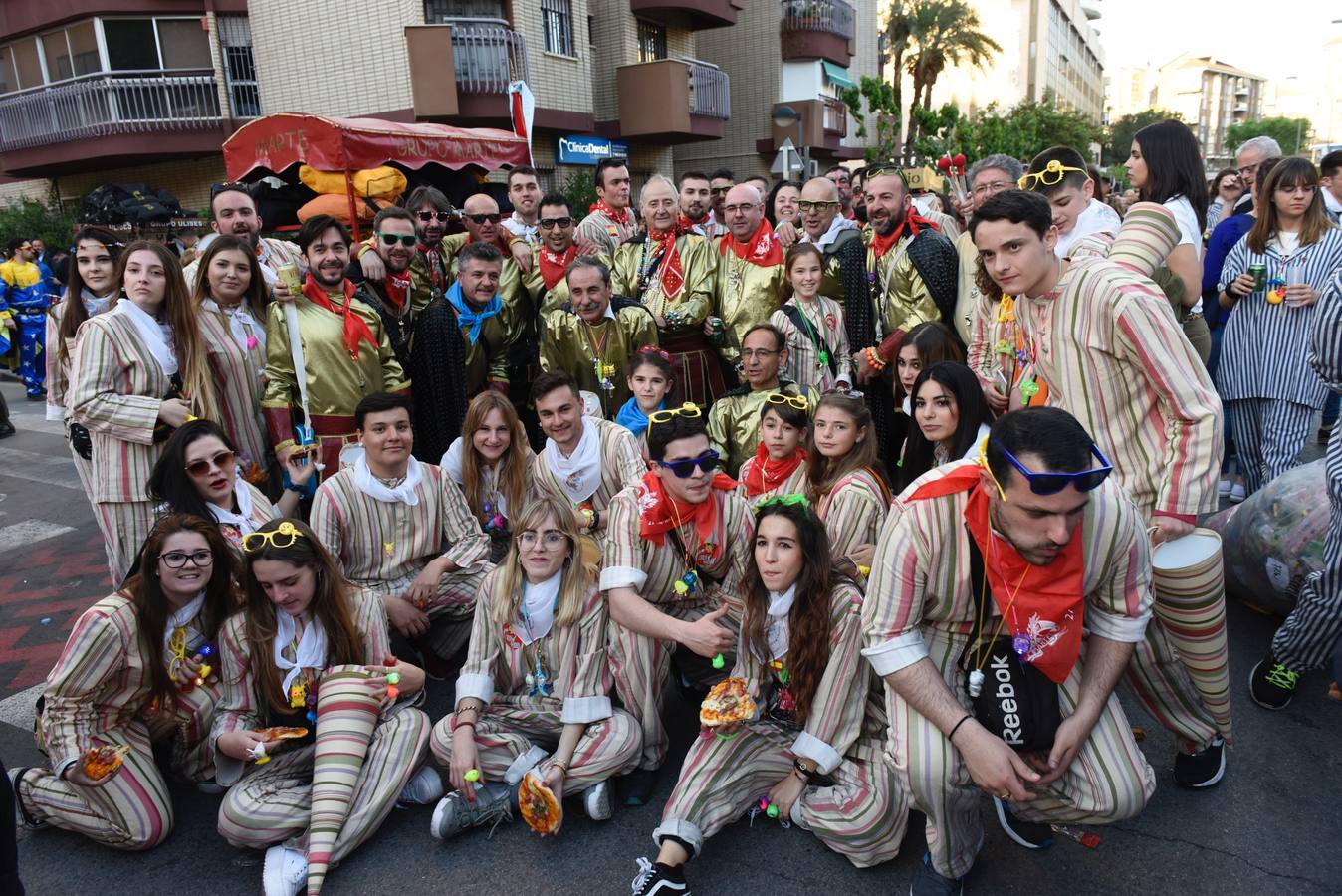 La previa a la lectura del Testamento de la Sardina vino marcada por un desfile en el que participaron una treintena de grupos de teatro de animación y una decena de carrozas que partieron de la avenida Gutiérrez Mellado hasta llegar a La Glorieta