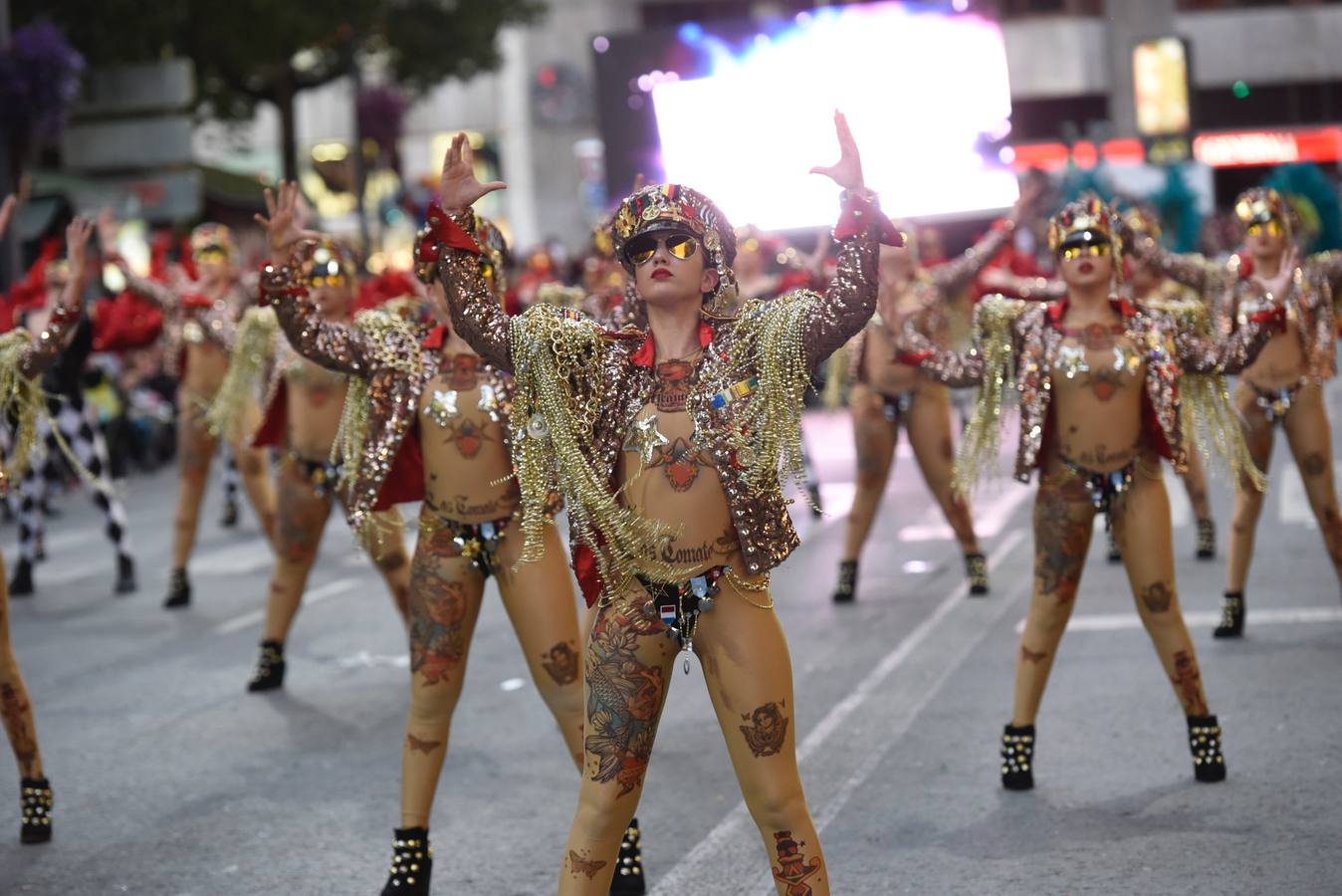 La previa a la lectura del Testamento de la Sardina vino marcada por un desfile en el que participaron una treintena de grupos de teatro de animación y una decena de carrozas que partieron de la avenida Gutiérrez Mellado hasta llegar a La Glorieta