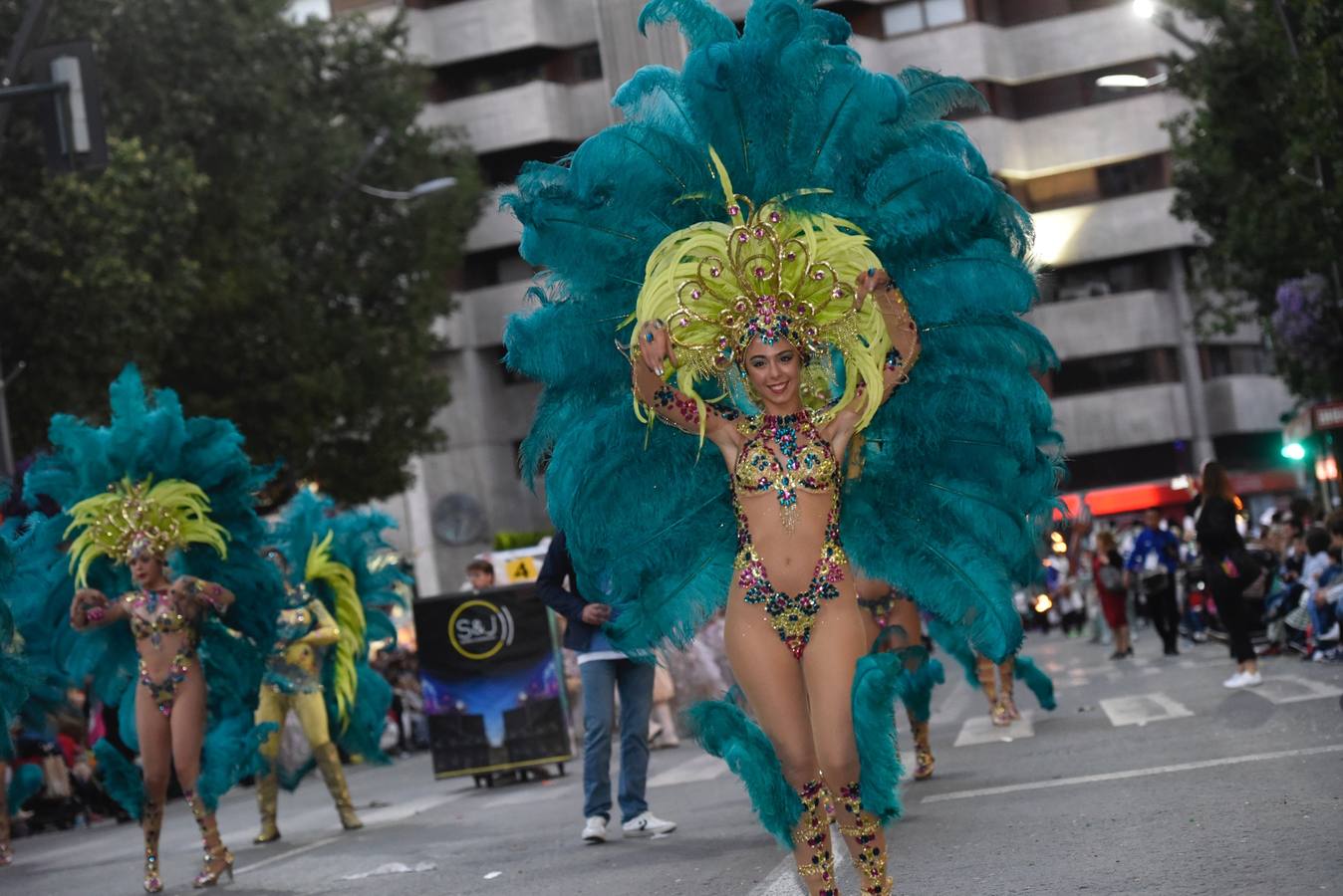 La previa a la lectura del Testamento de la Sardina vino marcada por un desfile en el que participaron una treintena de grupos de teatro de animación y una decena de carrozas que partieron de la avenida Gutiérrez Mellado hasta llegar a La Glorieta