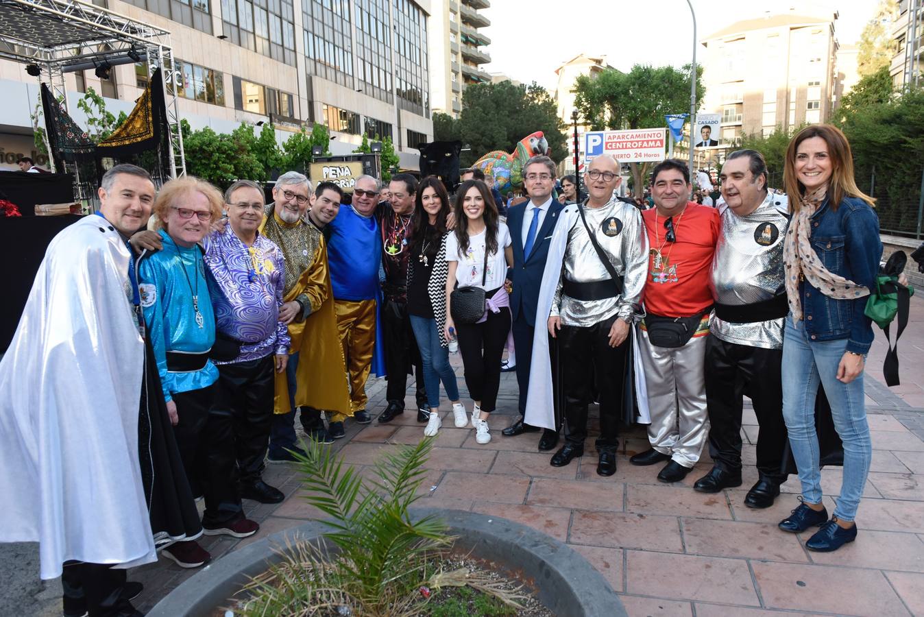 La previa a la lectura del Testamento de la Sardina vino marcada por un desfile en el que participaron una treintena de grupos de teatro de animación y una decena de carrozas que partieron de la avenida Gutiérrez Mellado hasta llegar a La Glorieta