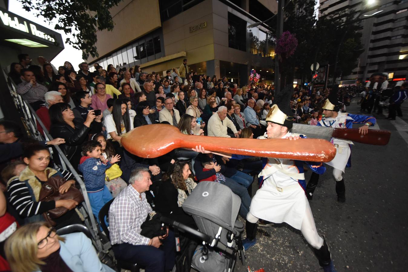 La previa a la lectura del Testamento de la Sardina vino marcada por un desfile en el que participaron una treintena de grupos de teatro de animación y una decena de carrozas que partieron de la avenida Gutiérrez Mellado hasta llegar a La Glorieta