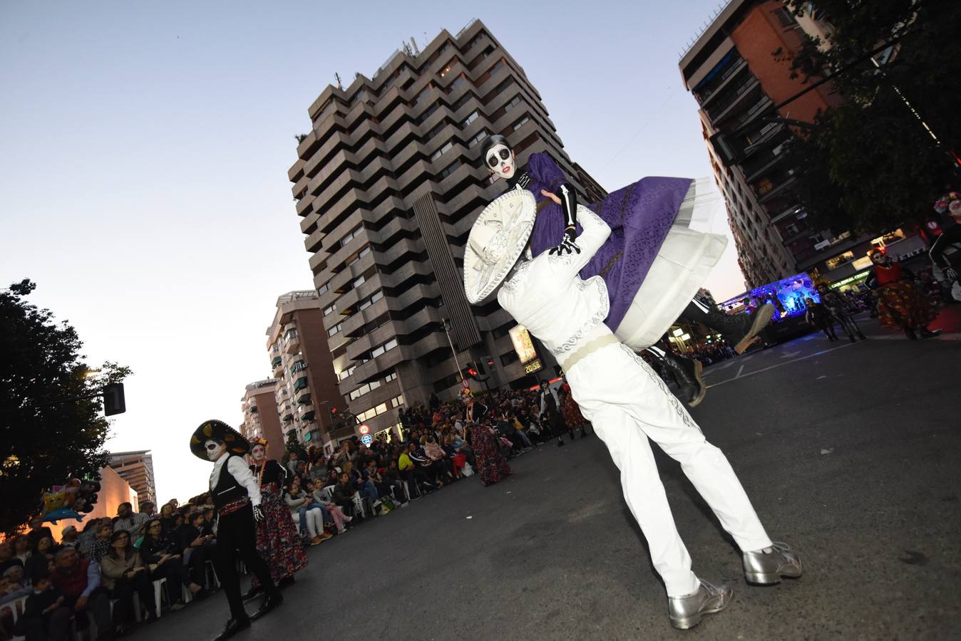 La previa a la lectura del Testamento de la Sardina vino marcada por un desfile en el que participaron una treintena de grupos de teatro de animación y una decena de carrozas que partieron de la avenida Gutiérrez Mellado hasta llegar a La Glorieta