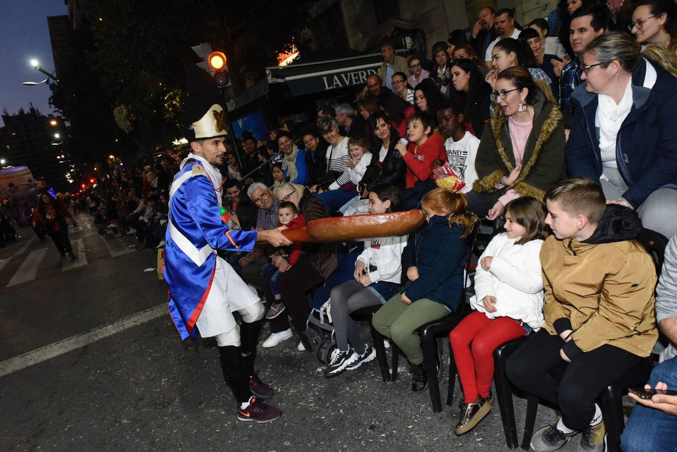 La previa a la lectura del Testamento de la Sardina vino marcada por un desfile en el que participaron una treintena de grupos de teatro de animación y una decena de carrozas que partieron de la avenida Gutiérrez Mellado hasta llegar a La Glorieta