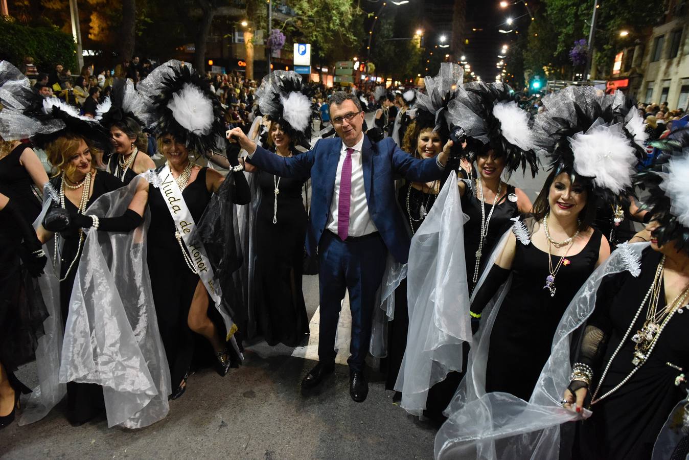 La previa a la lectura del Testamento de la Sardina vino marcada por un desfile en el que participaron una treintena de grupos de teatro de animación y una decena de carrozas que partieron de la avenida Gutiérrez Mellado hasta llegar a La Glorieta