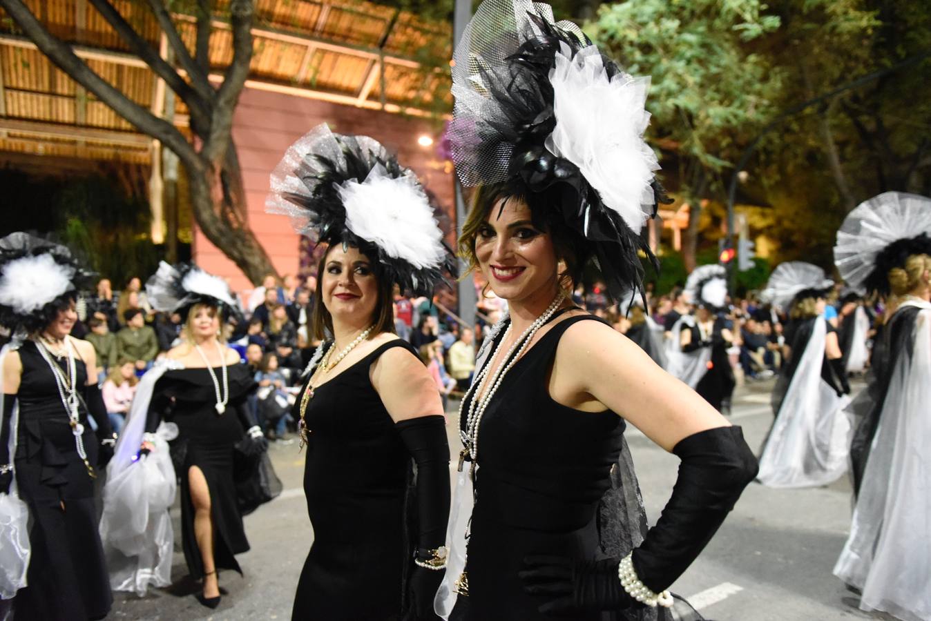 La previa a la lectura del Testamento de la Sardina vino marcada por un desfile en el que participaron una treintena de grupos de teatro de animación y una decena de carrozas que partieron de la avenida Gutiérrez Mellado hasta llegar a La Glorieta