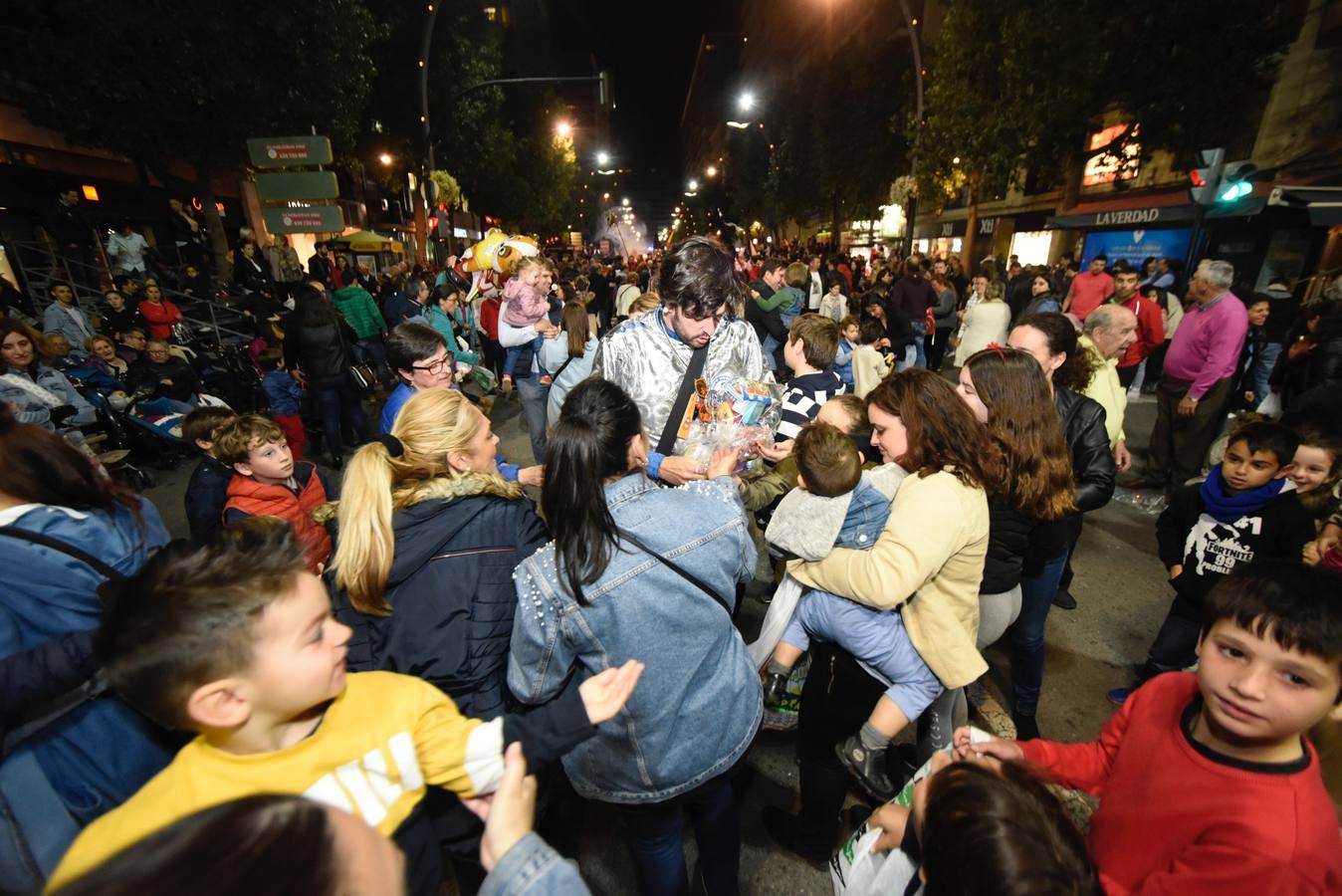 La previa a la lectura del Testamento de la Sardina vino marcada por un desfile en el que participaron una treintena de grupos de teatro de animación y una decena de carrozas que partieron de la avenida Gutiérrez Mellado hasta llegar a La Glorieta