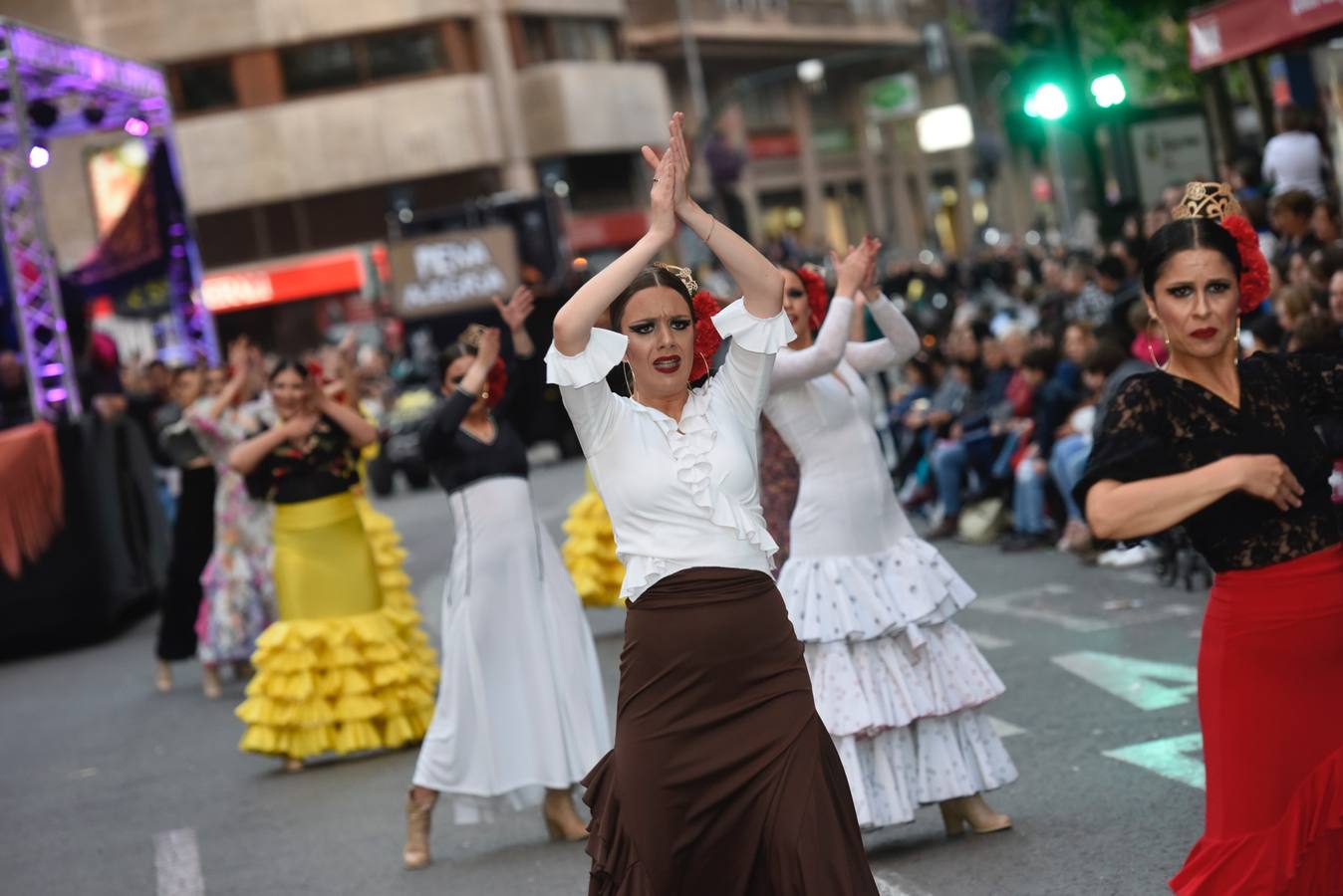 La previa a la lectura del Testamento de la Sardina vino marcada por un desfile en el que participaron una treintena de grupos de teatro de animación y una decena de carrozas que partieron de la avenida Gutiérrez Mellado hasta llegar a La Glorieta