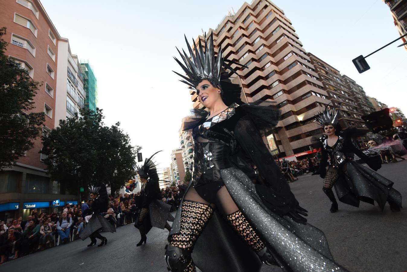 La previa a la lectura del Testamento de la Sardina vino marcada por un desfile en el que participaron una treintena de grupos de teatro de animación y una decena de carrozas que partieron de la avenida Gutiérrez Mellado hasta llegar a La Glorieta