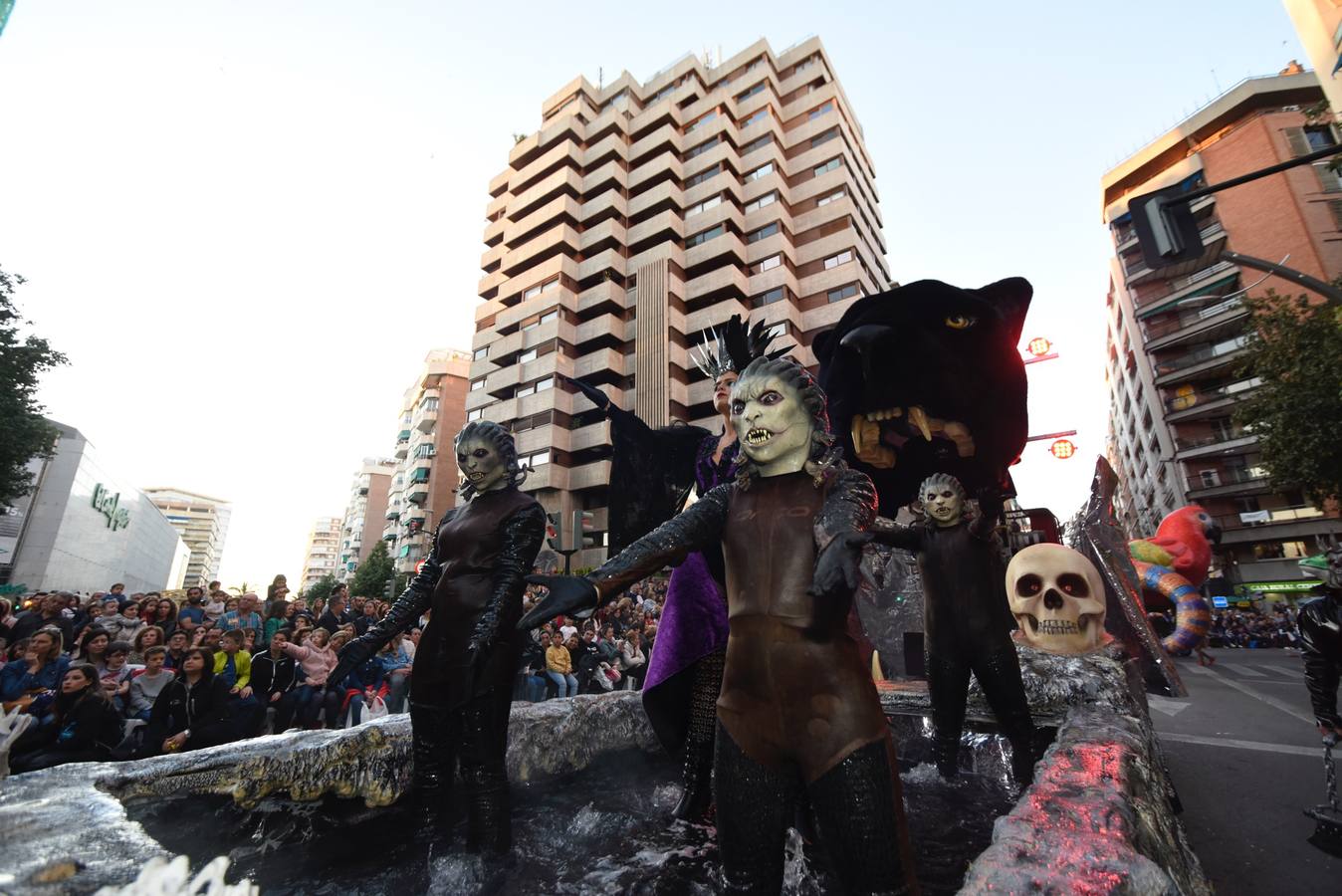 La previa a la lectura del Testamento de la Sardina vino marcada por un desfile en el que participaron una treintena de grupos de teatro de animación y una decena de carrozas que partieron de la avenida Gutiérrez Mellado hasta llegar a La Glorieta