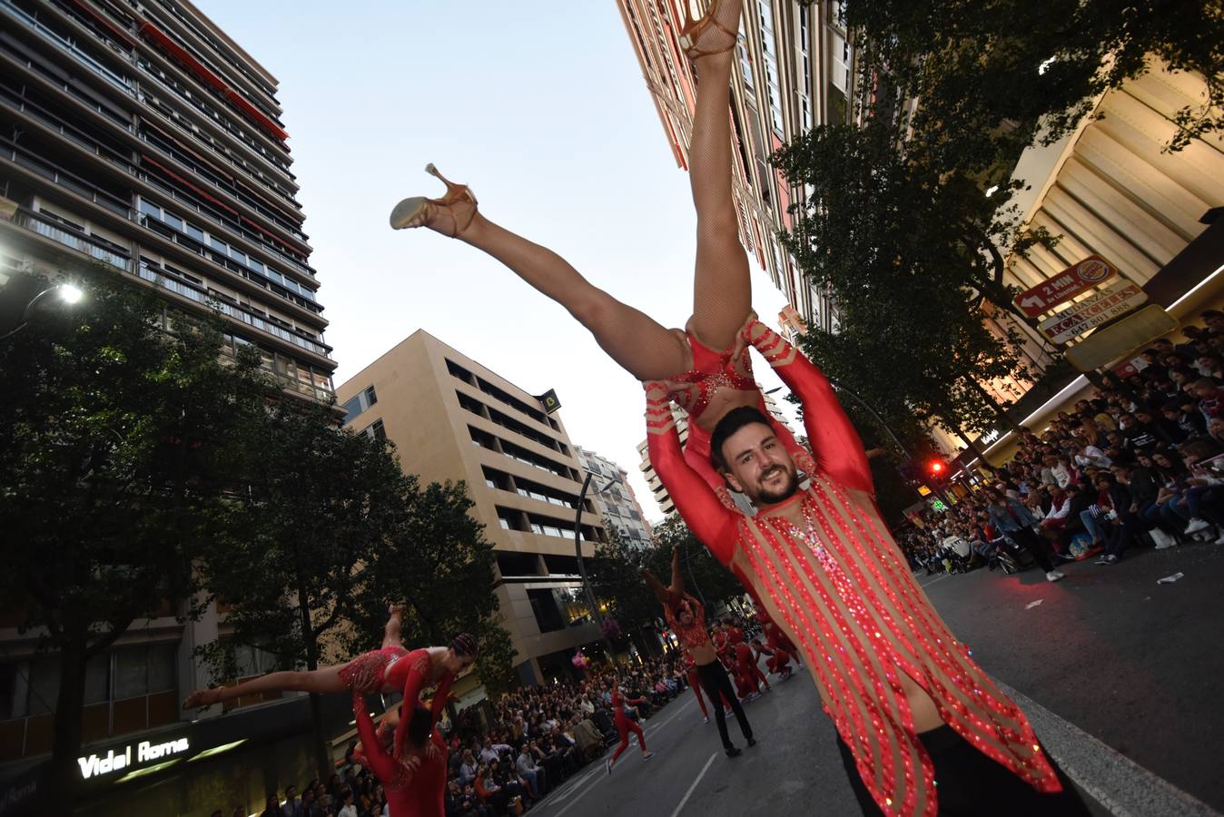 La previa a la lectura del Testamento de la Sardina vino marcada por un desfile en el que participaron una treintena de grupos de teatro de animación y una decena de carrozas que partieron de la avenida Gutiérrez Mellado hasta llegar a La Glorieta