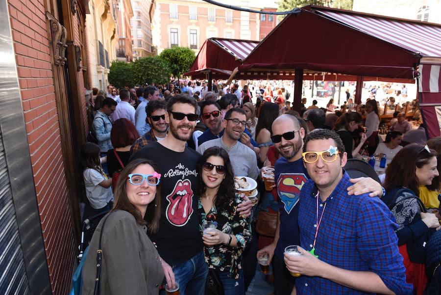 Los murcianos aprovechan el buen tiempo para abarrotar las plazas y las calles principales de la capital de la Región en las horas previas al desfile
