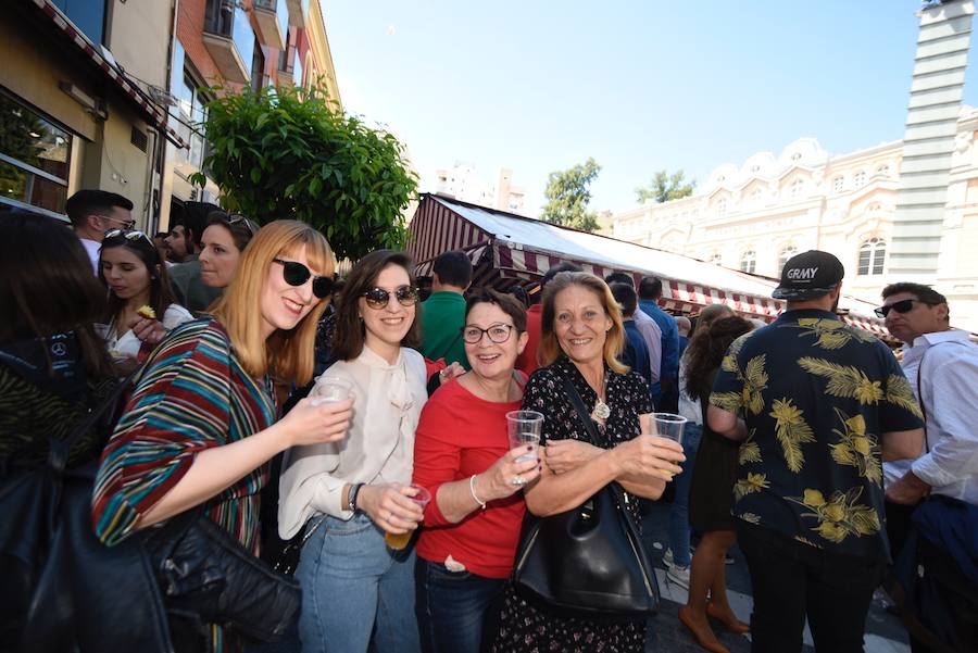 Los murcianos aprovechan el buen tiempo para abarrotar las plazas y las calles principales de la capital de la Región en las horas previas al desfile