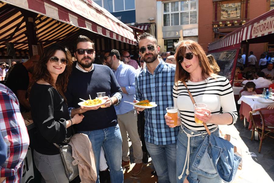 Los murcianos aprovechan el buen tiempo para abarrotar las plazas y las calles principales de la capital de la Región en las horas previas al desfile