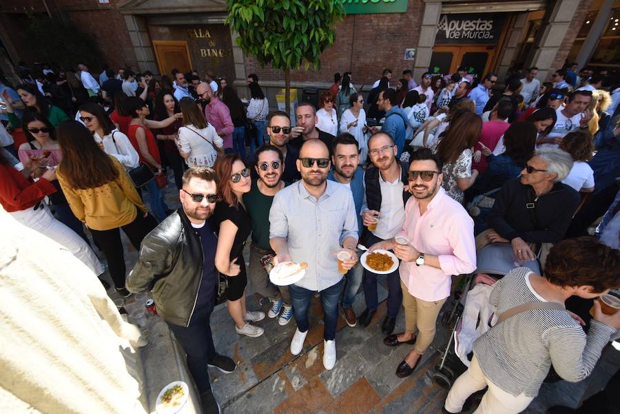 Los murcianos aprovechan el buen tiempo para abarrotar las plazas y las calles principales de la capital de la Región en las horas previas al desfile