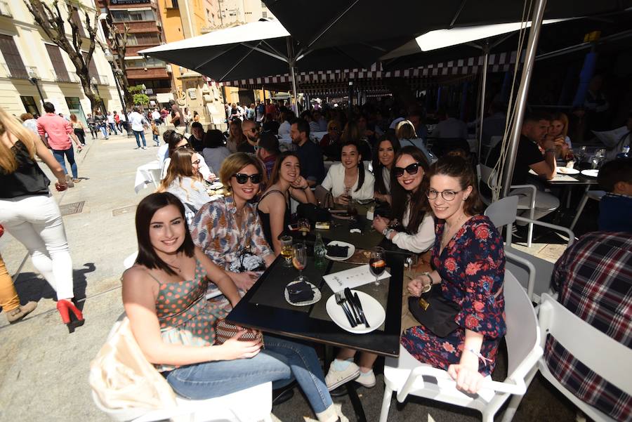 Los murcianos aprovechan el buen tiempo para abarrotar las plazas y las calles principales de la capital de la Región en las horas previas al desfile