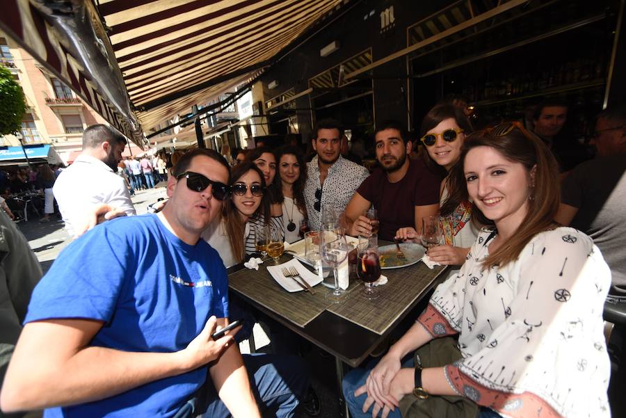 Los murcianos aprovechan el buen tiempo para abarrotar las plazas y las calles principales de la capital de la Región en las horas previas al desfile