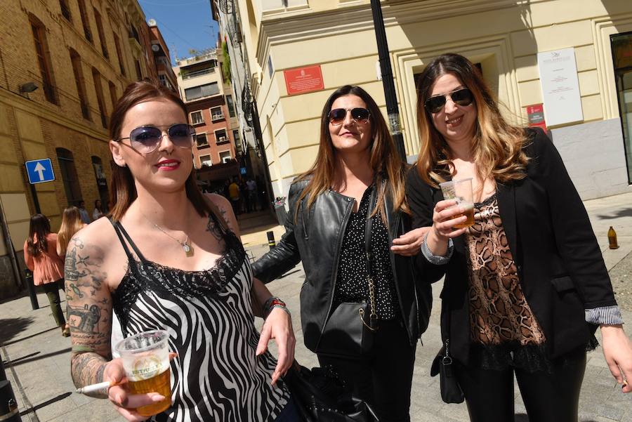 Los murcianos aprovechan el buen tiempo para abarrotar las plazas y las calles principales de la capital de la Región en las horas previas al desfile