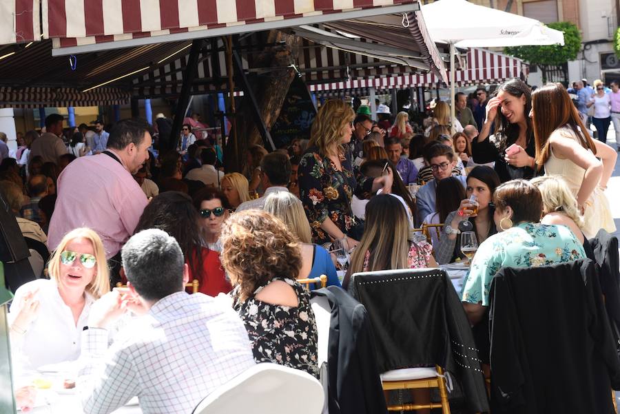 Los murcianos aprovechan el buen tiempo para abarrotar las plazas y las calles principales de la capital de la Región en las horas previas al desfile