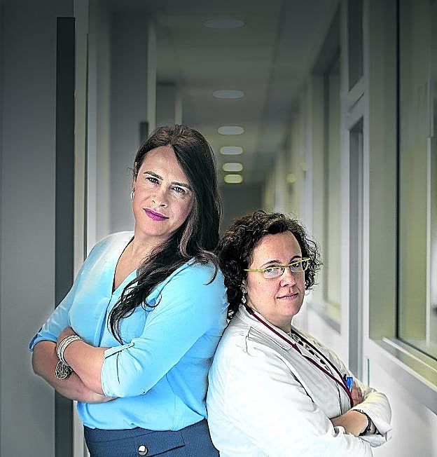 Karla Sofía Gascón, transexual que está reeducando su voz, y la otorrinolaringóloga Elena Mora, del Hospital Ramón y Cajal de Madrid. 