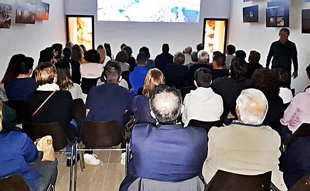La conferencia 'Sima de la Higuera, monumento natural', impartida el pasado viernes en Pliego.