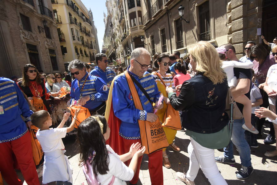 El tradicional pasacalles 'despierta' a la ciudad y los bares y locales sacan sus barras al exterior en un multitudinario aperitivo