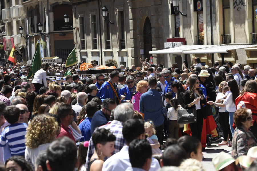 El tradicional pasacalles 'despierta' a la ciudad y los bares y locales sacan sus barras al exterior en un multitudinario aperitivo