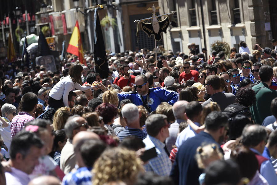 El tradicional pasacalles 'despierta' a la ciudad y los bares y locales sacan sus barras al exterior en un multitudinario aperitivo