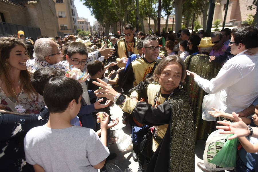 El tradicional pasacalles 'despierta' a la ciudad y los bares y locales sacan sus barras al exterior en un multitudinario aperitivo