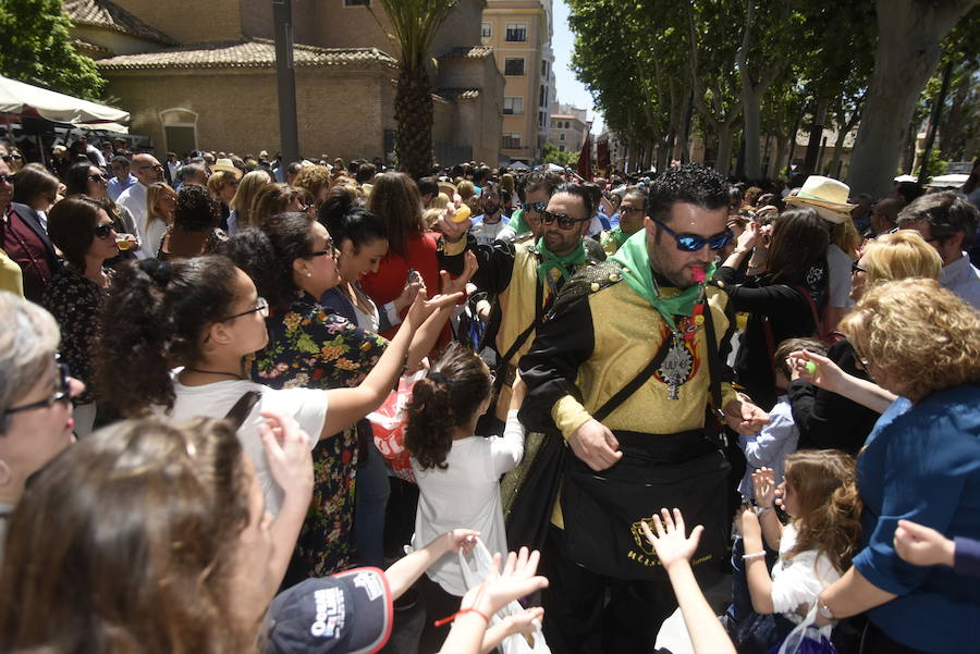 El tradicional pasacalles 'despierta' a la ciudad y los bares y locales sacan sus barras al exterior en un multitudinario aperitivo