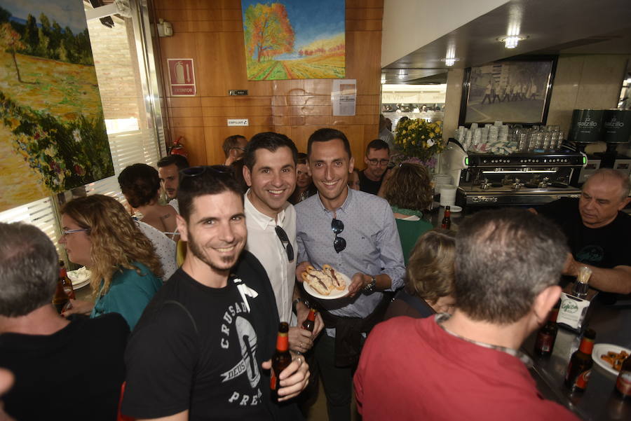 El tradicional pasacalles 'despierta' a la ciudad y los bares y locales sacan sus barras al exterior en un multitudinario aperitivo