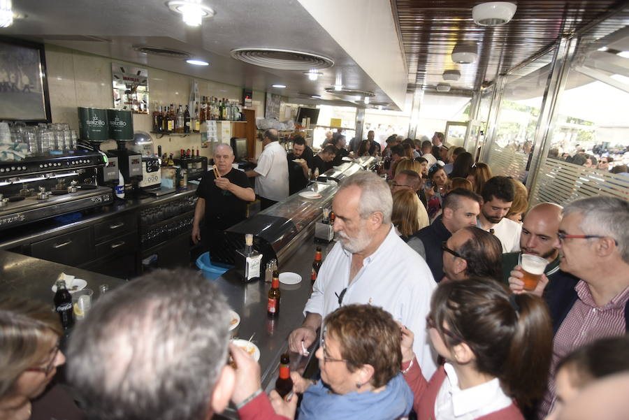 El tradicional pasacalles 'despierta' a la ciudad y los bares y locales sacan sus barras al exterior en un multitudinario aperitivo
