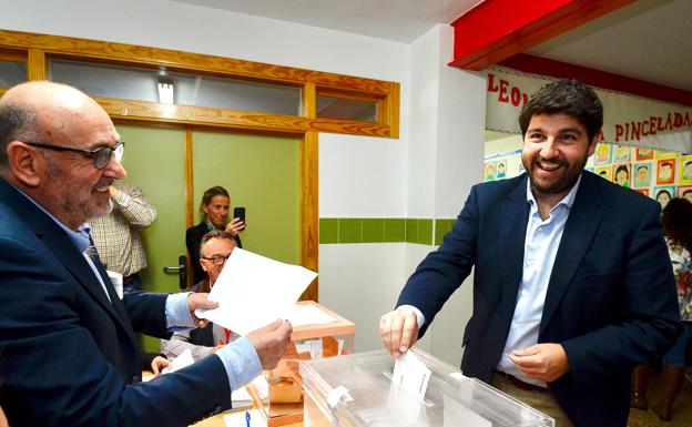 Fernando López Miras vota en Lorca. 