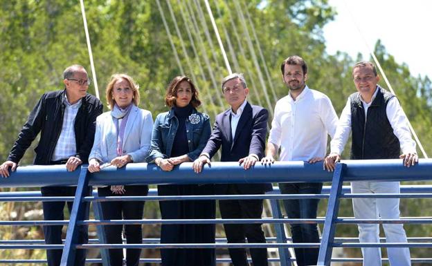 Pío Pérez Laserna (Somos Región), Lourdes Méndez (Vox), Isabel Borrego (Partido Popular), Pedro Saura (PSOE), Javier Sánchez Serna (Unidas Podemos) y Miguel Garaulet (Ciudadanos) posaron ayer para 'La Verdad' en la pasarela Manterola de Murcia, junto al paseo del Malecón de la capital. 