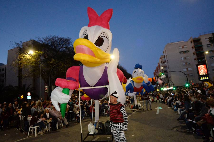 Más de 4.000 personas desfilaron en un cortejo mágico con el reparto de dos millones de juguetes