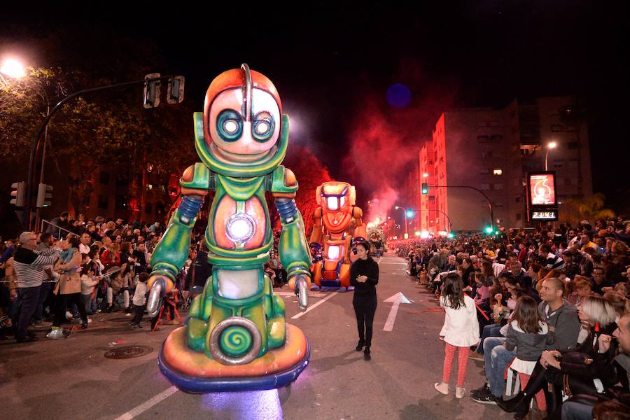 Más de 4.000 personas desfilaron en un cortejo mágico con el reparto de dos millones de juguetes