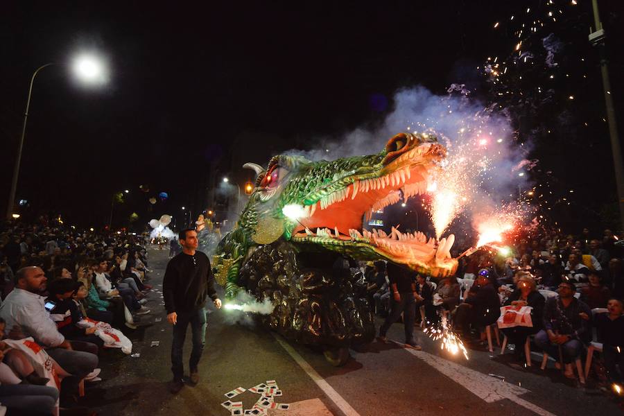 Más de 4.000 personas desfilaron en un cortejo mágico con el reparto de dos millones de juguetes