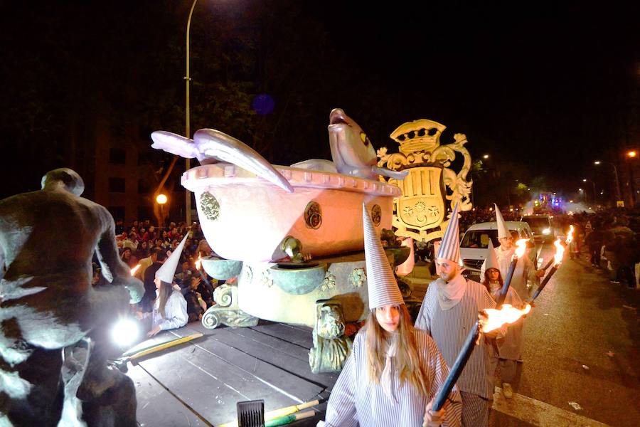 Más de 4.000 personas desfilaron en un cortejo mágico con el reparto de dos millones de juguetes