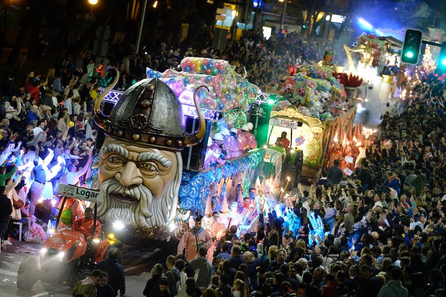 Más de 4.000 personas desfilaron en un cortejo mágico con el reparto de dos millones de juguetes
