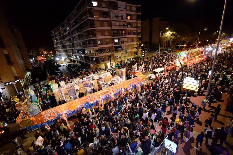 Más de 4.000 personas desfilaron en un cortejo mágico con el reparto de dos millones de juguetes