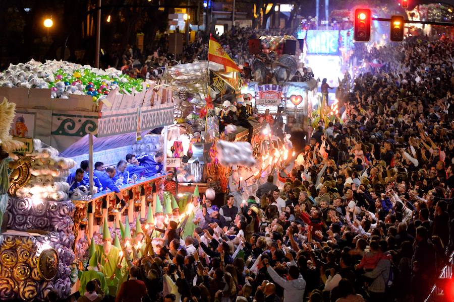 Más de 4.000 personas desfilaron en un cortejo mágico con el reparto de dos millones de juguetes