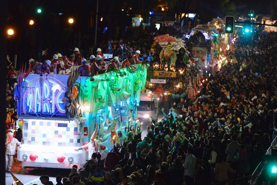 Más de 4.000 personas desfilaron en un cortejo mágico con el reparto de dos millones de juguetes